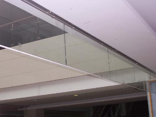 火玻璃挡烟垂壁是地铁站的必备产品